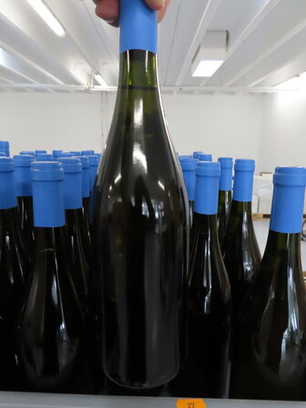 Ca. 50 flasker vin i plastkasse, (Smooth & Buttery), alkoholfri vin