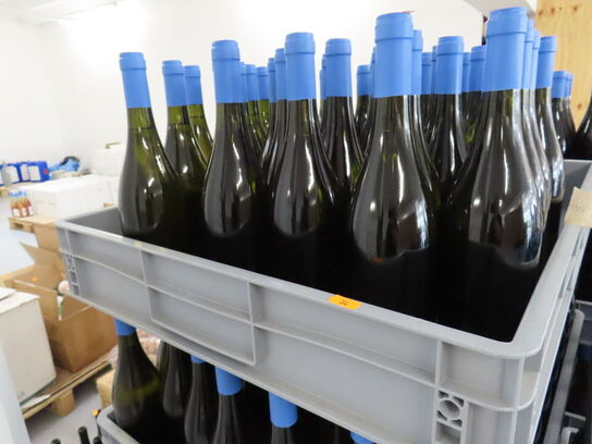 Ca. 50 flasker vin i plastkasse, (Smooth & Buttery), alkoholfri vin