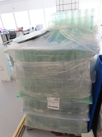 Pl. med tomme klare flasker