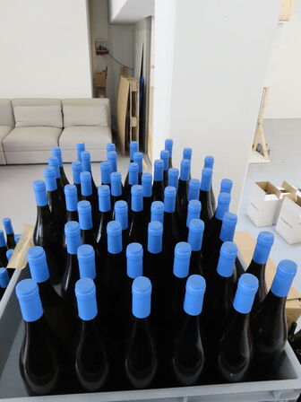 Ca. 50 flasker vin i plastkasse, (Smooth & Buttery), alkoholfri vin