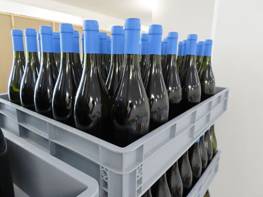 Ca. 50 flasker vin i plastkasse, (Smooth & Buttery), alkoholfri vin