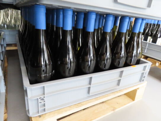 Ca. 50 flasker vin i plastkasse, (Smooth & Buttery), alkoholfri vin