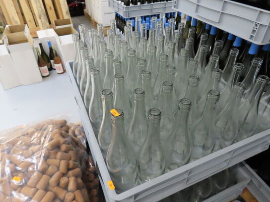 ca. 150 tomme klare vinflasker samt 3 ps. vinpropper