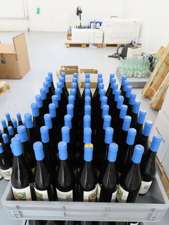 Ca. 60 flasker vin i plastkasse, Smooth & Buttery, alkoholfri vin