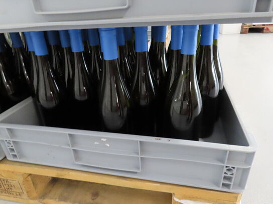 Ca. 50 flasker vin i plastkasse, (Smooth & Buttery), alkoholfri vin