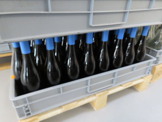 Ca. 50 flasker vin i plastkasse, (Smooth & Buttery), alkoholfri vin