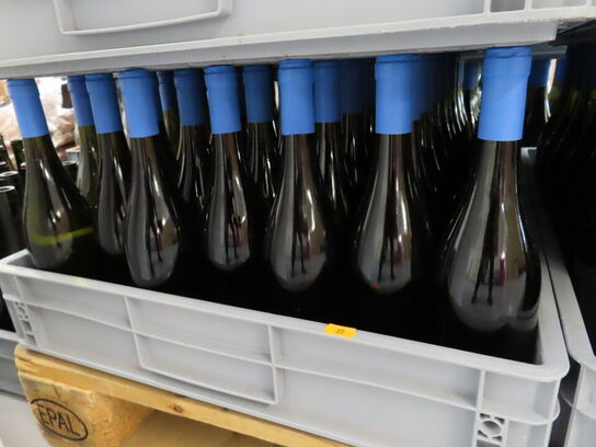 Ca. 50 flasker vin i plastkasse, (Smooth & Buttery), alkoholfri vin