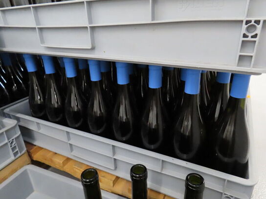Ca. 50 flasker vin i plastkasse, (Smooth & Buttery), alkoholfri vin