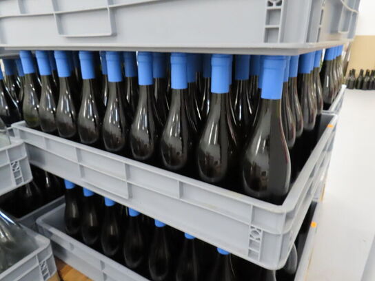 Ca. 50 flasker vin i plastkasse, (Smooth & Buttery), alkoholfri vin