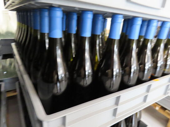 Ca. 50 flasker vin i plastkasse, (Smooth & Buttery), alkoholfri vin