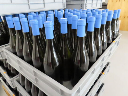 Ca. 50 flasker vin i plastkasse, (Smooth & Buttery), alkoholfri vin