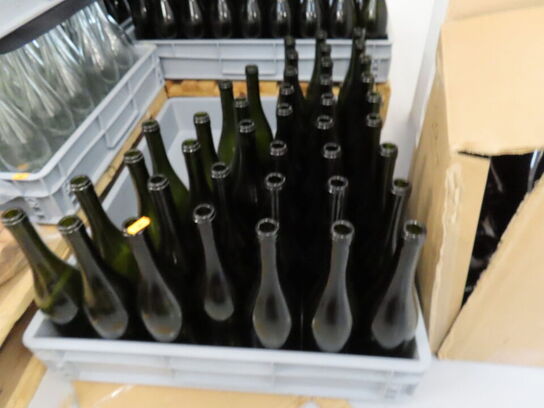 Ca. 50 tomme mørke vinflasker