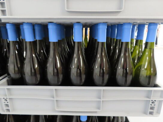 Ca. 50 flasker vin i plastkasse, (Smooth & Buttery), alkoholfri vin