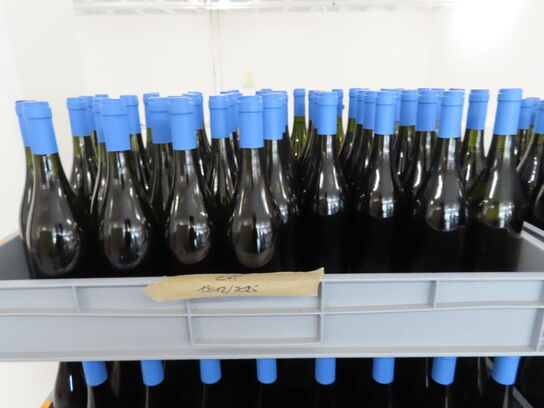 Ca. 50 flasker vin i plastkasse, (Smooth & Buttery), alkoholfri vin