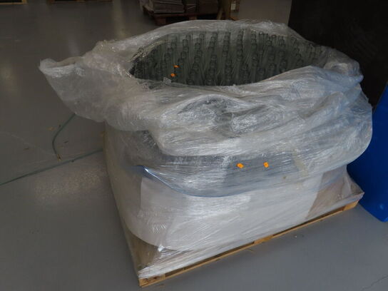 Pl. med tomme klare flasker