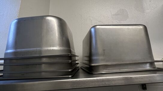 Stort parti Gastronorm-beholdere + Plast Kasser m. indhold