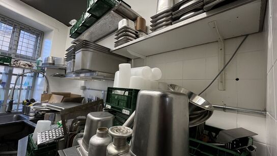 Stort parti Gastronorm-beholdere + Plast Kasser m. indhold