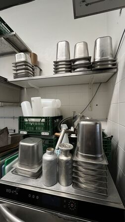 Stort parti Gastronorm-beholdere + Plast Kasser m. indhold