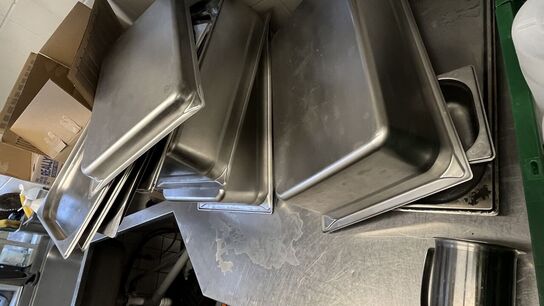 Stort parti Gastronorm-beholdere + Plast Kasser m. indhold