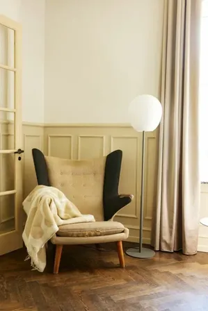 Halo design wrong ø32 mat grå gulvlampe i mundblæst opalglas(ubrugt)