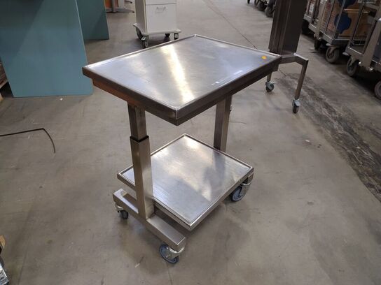 Vogn med manuel justerbar bordplade.