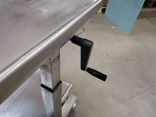 Vogn med manuel justerbar bordplade.