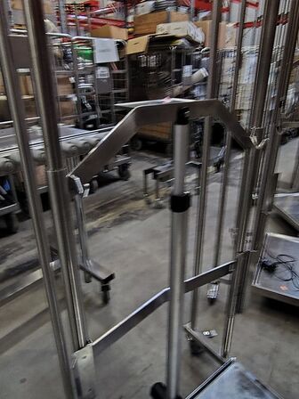 Elektrisk stabler med platform.  REMEDA