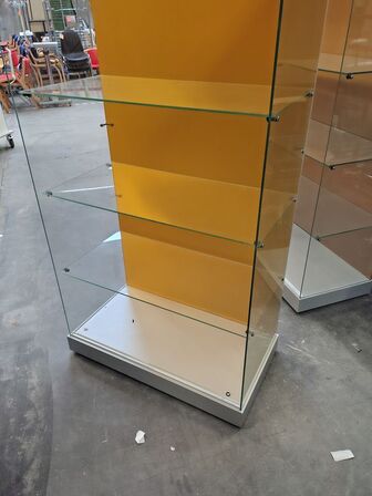 Glasmontre med hjul og lys.