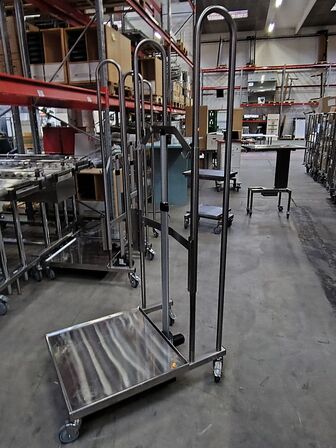 Elektrisk stabler med platform.  REMEDA