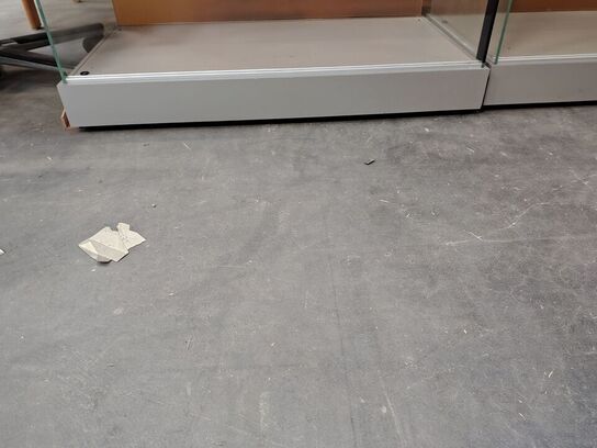 Glasmontre med hjul og lys.