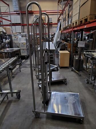 Elektrisk stabler med platform.  REMEDA