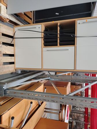 Kontorskab.  Måler ca. 167 x 42 x 88 cm.