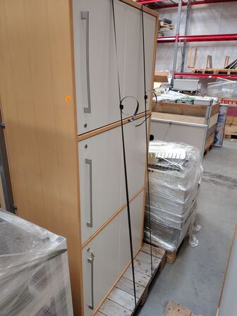 To kontorskabe.  Måler ca. 167 x 42 x 88 cm./stk.