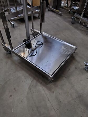 Elektrisk stabler med platform.  REMEDA