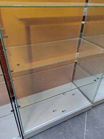 Glasmontre med hjul og lys.