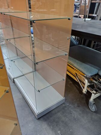 Glasmontre med hjul og lys.