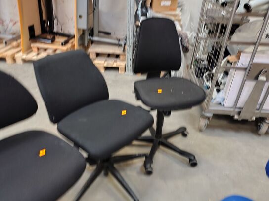 Tre sorte kontorstole. 