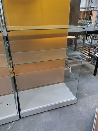 Glasmontre med hjul og lys.