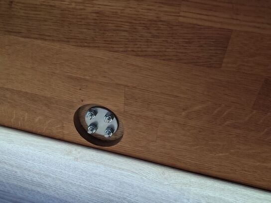 Bænk med tre sæder. 