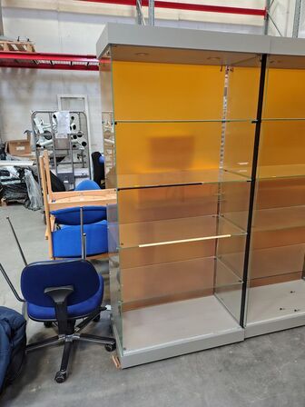 Glasmontre med hjul og lys.