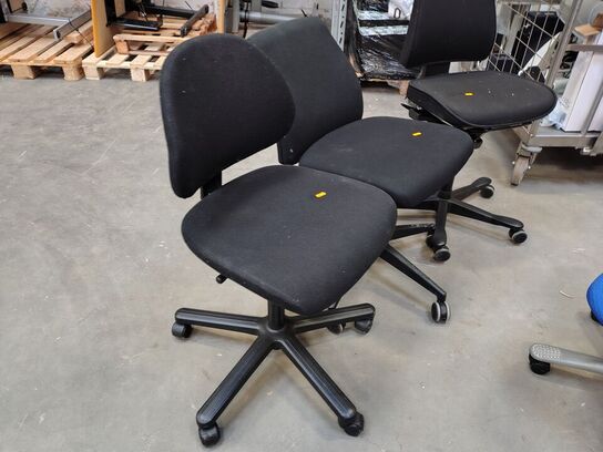 Tre sorte kontorstole. 