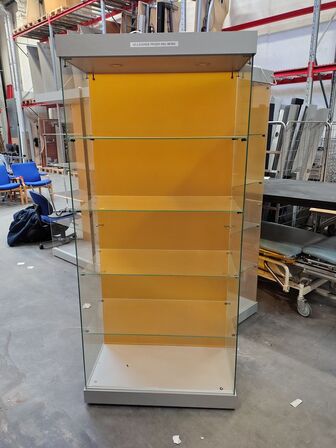 Glasmontre med hjul og lys.