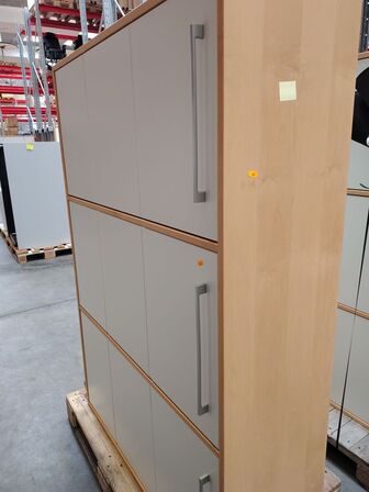 Kontorskab.  Måler ca. 167 x 42 x 127 cm.