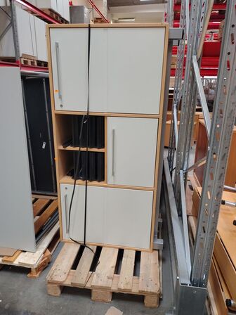 Kontorskab.  Måler ca. 167 x 42 x 88 cm.