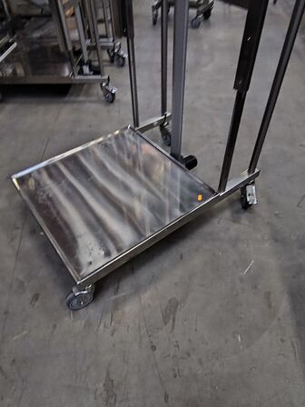 Elektrisk stabler med platform.  REMEDA