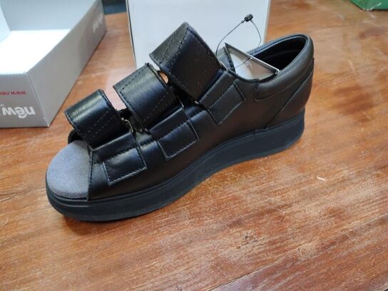 5 par ortopædiske sko/sandaler. 