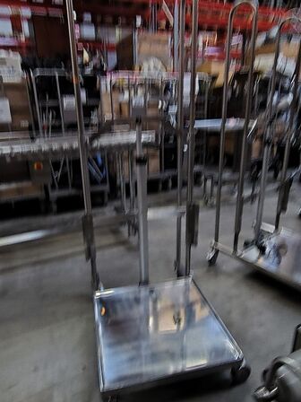 Elektrisk stabler med platform.  REMEDA