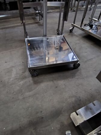 Elektrisk stabler med platform.  REMEDA