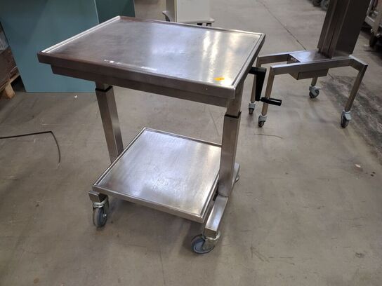 Vogn med manuel justerbar bordplade.