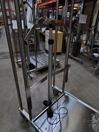 Elektrisk stabler med platform.  REMEDA